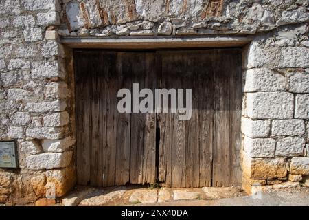 ROVIGNO, CROAZIA - 20 MAGGIO 2022 tradizionale porte doppie in legno nella città vecchia Foto Stock