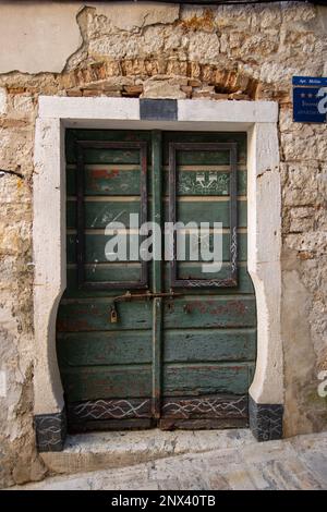 ROVIGNO, CROAZIA - 20 MAGGIO 2022 tradizionale porte doppie in legno nella città vecchia Foto Stock