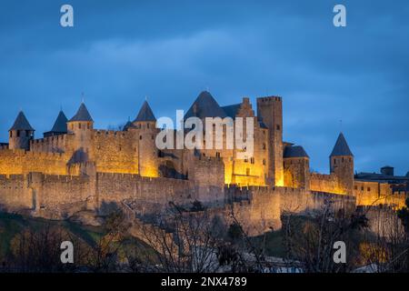 Vista della città medievale fortificata di Carcassonne al crepuscolo, Aude, Francia Foto Stock