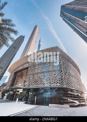 Dubai Opera House nel centro di Dubai, circondato da grattacieli e Burj Khalifa, negli Emirati Arabi Uniti Foto Stock