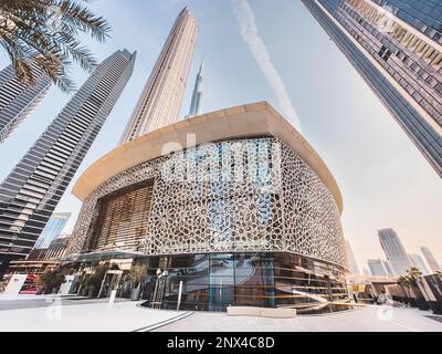 Dubai Opera House nel centro di Dubai, circondato da grattacieli e Burj Khalifa, negli Emirati Arabi Uniti Foto Stock