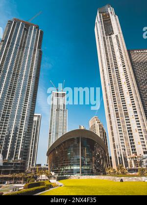 Dubai Opera House nel centro di Dubai, circondato da grattacieli e Burj Khalifa, negli Emirati Arabi Uniti Foto Stock