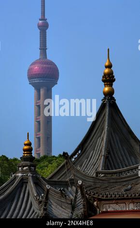 Cina.Shanghai: Yu Yuan Bazar. Dettaglio del tè Huxinting House e la Oriental Pearl Tower Foto Stock