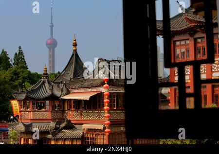 Cina.Shanghai: Yu Yuan Bazar. Huxinting Tea House e la Oriental Pearl Tower in background Foto Stock