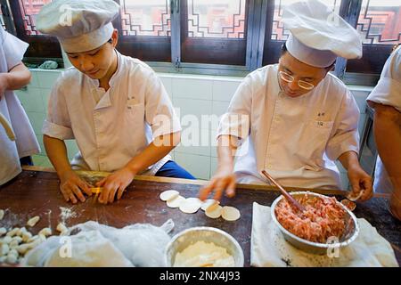 Cina.Shanghai:Cuochi in Nanxiang Steamed Bun ristorante. Yu Yuan Baazar, vicino al lago. Essi servono il loro famoso 'Xiaolongbao' (gnocchi di Shang Foto Stock
