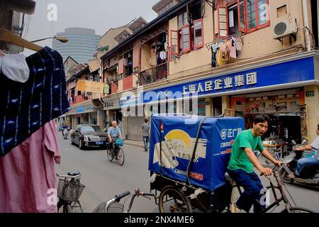 Cina.Shanghai: Ningbo Road con Shikumen, il tradizionale Shanghai-alloggiamento stile. Shikumen è un tipo di tenement alloggiamento unico a Shanghai Foto Stock