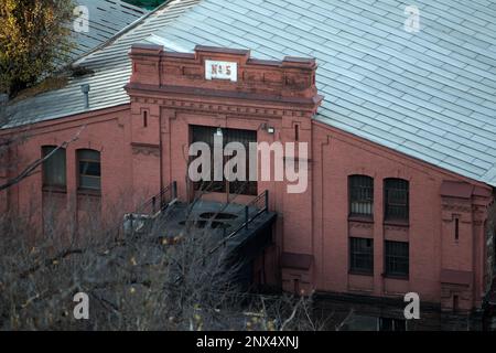 ODESSA, UCRAINA-27 NOVEMBRE 2021: Porto marittimo commerciale di Odessa prima dell'inizio della guerra con la Russia. Gru marine, magazzini, autocisterne, merci, container Foto Stock