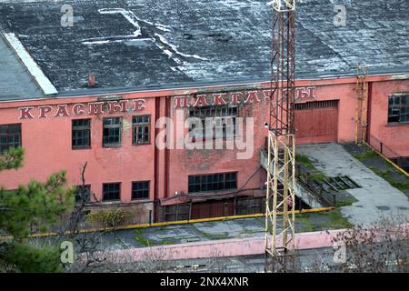 ODESSA, UCRAINA-27 NOVEMBRE 2021: Porto marittimo commerciale di Odessa prima dell'inizio della guerra con la Russia. Gru marine, magazzini, autocisterne, merci, container Foto Stock