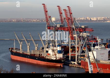 ODESSA, UCRAINA-27 NOVEMBRE 2021: Porto marittimo commerciale di Odessa prima dell'inizio della guerra con la Russia. Gru marine, magazzini, autocisterne, merci, container Foto Stock