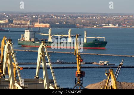 ODESSA, UCRAINA-27 NOVEMBRE 2021: Porto marittimo commerciale di Odessa prima dell'inizio della guerra con la Russia. Gru marine, magazzini, autocisterne, merci, container Foto Stock