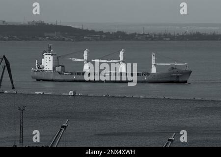 ODESSA, UCRAINA-27 NOVEMBRE 2021: Porto marittimo commerciale di Odessa prima dell'inizio della guerra con la Russia. Gru marine, magazzini, autocisterne, merci, container Foto Stock