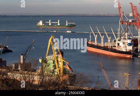 ODESSA, UCRAINA-27 NOVEMBRE 2021: Porto marittimo commerciale di Odessa prima dell'inizio della guerra con la Russia. Gru marine, magazzini, autocisterne, merci, container Foto Stock