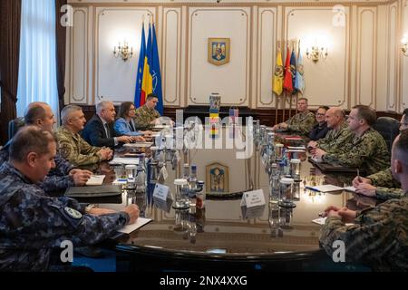 BUCAREST, Romania (19 gennaio 2023) - il Capo delle operazioni Navali ADM. Mike Gilday incontra il Ministro della Difesa rumeno Angel Tîlvăr, e il Vice Capo della Difesa Gen. Gheorghiţă Vlad, presso il Ministero della Difesa rumeno a Bucarest, Romania, 19 gennaio. Gilday si è recato in Romania per incontrare funzionari governativi, leader militari e Stati Uniti Marinai della Marina per discutere l'importanza della sicurezza marittima nel Mar Nero, l'interoperabilità della NATO e la difesa collettiva. Foto Stock