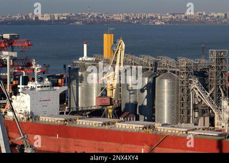 ODESSA, UCRAINA-27 NOVEMBRE 2021: Porto marittimo commerciale di Odessa prima dell'inizio della guerra con la Russia. Gru marine, magazzini, autocisterne, merci, container Foto Stock