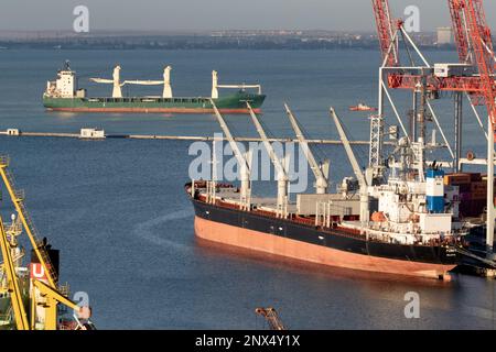 ODESSA, UCRAINA-27 NOVEMBRE 2021: Porto marittimo commerciale di Odessa prima dell'inizio della guerra con la Russia. Gru marine, magazzini, autocisterne, merci, container Foto Stock