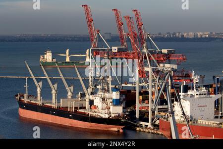 ODESSA, UCRAINA-27 NOVEMBRE 2021: Porto marittimo commerciale di Odessa prima dell'inizio della guerra con la Russia. Gru marine, magazzini, autocisterne, merci, container Foto Stock