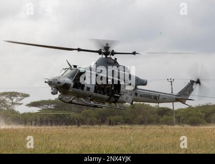 MULLIKULAM, Sri Lanka (24 gennaio 2023) – Stati Uniti Corpo marino UH-1Y piloti di Venom con Marine Medium Tiltrotor Squadron (VMM) 362 (Rein.), 13th Marine Expeditionary Unit, si avvicinano alla zona di atterraggio durante un esercizio di evacuazione per la cooperazione afloat Readiness and Training/Marine Exercise Sri Lanka 2023, 24 gennaio, a Mullikulam. KARAT/MAREX Sri Lanka è un esercizio bilaterale tra lo Sri Lanka e gli Stati Uniti volto a promuovere la cooperazione regionale in materia di sicurezza, a praticare l'assistenza umanitaria e il soccorso in caso di catastrofi, nonché a rafforzare la comprensione marittima, i partenariati e l'interoperabilità. Poll Foto Stock