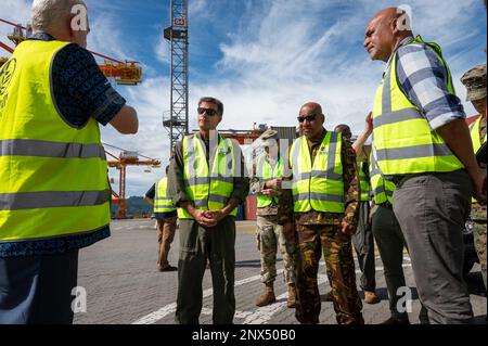 LAE, Papua Nuova Guinea (29 gennaio 2023) ADM. John C. Aquilino, Comandante degli Stati Uniti Comando Indo-Pacific, centro-sinistra, Papua Nuova Guinea Vice primo Ministro John Rosso, destra, e il personale tour lo sviluppo del Lae Main Wharf. USINDOPACOM si impegna a rafforzare la stabilità nella regione Asia-Pacifico promuovendo la cooperazione in materia di sicurezza, incoraggiando lo sviluppo pacifico, rispondendo alle situazioni di emergenza, dissuadendo le aggressioni e, se necessario, lotta per vincere. Foto Stock