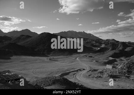 Bianco e nero - Montagne nel deserto orientale, Eggypt Foto Stock