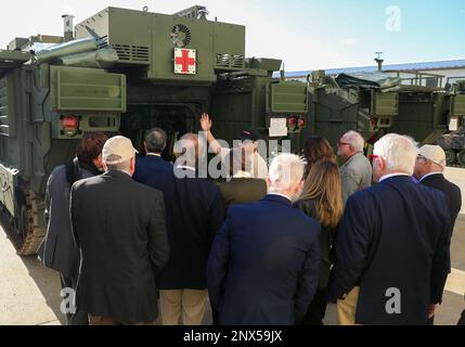 Frank Molina, veterano dell'esercito, mostra un veicolo medico corazzato per i membri della Defense Orientation Conference Association a Fort Stewart, Georgia, 24 gennaio 2023. LA DOCA è stata fondata nel 1952 da ex studenti della Joint Civilian Orientation Conference ed è un'organizzazione nazionale senza scopo di lucro dedicata alla formazione continua nel settore della difesa e della sicurezza nazionale. Foto Stock