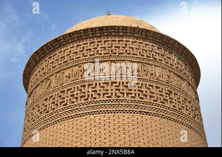 La tomba di Piri Alemdar fu costruita nel 11th° secolo. La tomba è costruita di mattoni. I motivi sulla parte superiore sono impressionanti. Damgan, Iran. Foto Stock