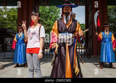 Protezioni cerimoniali e tourist presso il cancello del Palazzo Deoksugung, Seoul, Corea del Sud Foto Stock