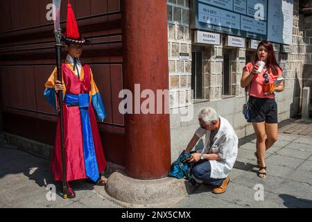 Protezioni cerimoniali e turisti presso il cancello del Palazzo Deoksugung, Seoul, Corea del Sud Foto Stock