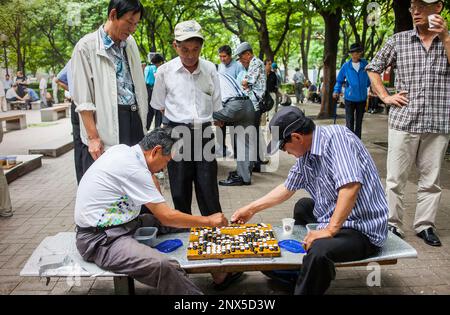 Gli uomini che giocano a Baduk Jongmyo park, Seoul, Corea del Sud Foto Stock
