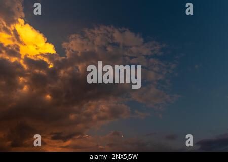 Sfondo perfetto nuvole dorate e luminose illuminate dalla luce del sole. Estate sera cielo luminoso per sovrapporre le tue foto Foto Stock