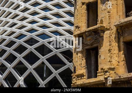 Edificio distrutto dalla guerra civile accanto al nuovo di zecca a 5 piani e il centro shopping di Zaha Hadid a Beirut souks ad un costo di 40 milioni di dolla Foto Stock