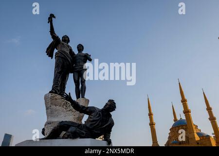 Martiri della scultura e quadrato, monumento ai nazionalisti libanese ucciso qui da parte degli Ottomani nel 1915, in background Mohammad Al-Amine moschea, Beirut, Foto Stock