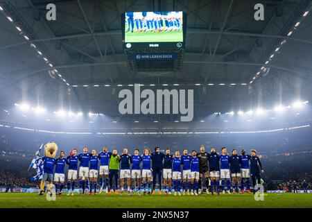 Gelsenkirchen, Germania. 25th Feb, 2023. Schalker Schlussjubel Schalke 04 - VfB Stuttgart Bundesliga 25.02.2023 Copyright (nur für journalistische ZW Foto Stock