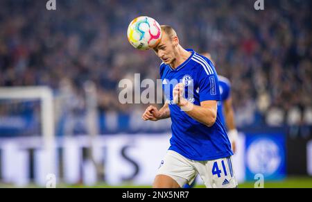 Gelsenkirchen, Germania. 25th Feb, 2023. Henning Matriciani (S04) Schalke 04 - VfB Stuttgart Bundesliga 25.02.2023 Copyright (nur für journalistische Foto Stock