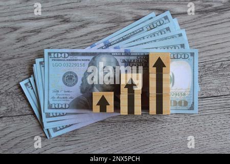 Vista dall'alto immagine di denaro e frecce verso l'alto. Concetto di business, aumento dei profitti e crescita economica Foto Stock