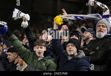 Londra, Inghilterra, 28th febbraio 2023. I tifosi di Leeds si sono Uniti durante la partita della fa Cup al Craven Cottage, Londra. L'accreditamento dell'immagine dovrebbe leggere: Paul Terry / Sportimage Foto Stock