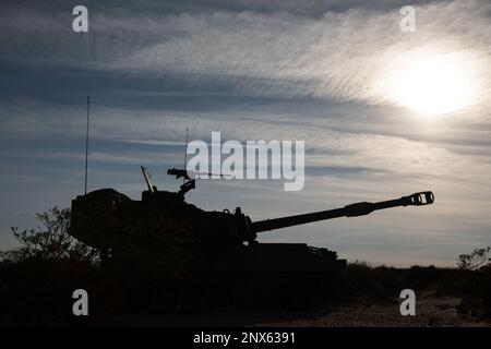 Un equipaggio di howitzer semovente assegnato a Bravo Battery, 4th Battaglione, 1st Field Artillery Regiment, si prepara a sparare giri esplosivi da un Paladino M109A6 durante la certificazione Field Artillery presso il Dona Anna Range Complex, Fort Bliss, Texas, 13 gennaio 2023. La tabella XV di supporto antincendio condotta dalla fa 4-1 come parte del processo di certificazione della formazione, in preparazione della prossima rotazione del National Training Center. “Gli incendi estendono la capacità del comandante di manovra di attristare il nemico prima che i suoi comandanti di manovra raggiungano il contatto con il nemico”, ha affermato il maggiore Billy Atwood Battalion Operati Foto Stock