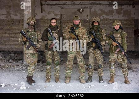 Kiev, Ucraina. 24th Feb, 2023. Civile ucraino Natalia Sintsova, visto durante una formazione militare in un centro di formazione nella capitale Kyiv, o Kiev, Ucraina, il 24 febbraio 2023, All'età di 49 anni, 3 bambini e un nipote, dice di aver dovuto ricevere questa formazione militare per essere pronta se i russi invadono il suo quartiere. Foto di Ammar Abd Rabbo/ABACAPRESS.COM Credit: Abaca Press/Alamy Live News Foto Stock