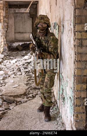 Kiev, Ucraina. 24th Feb, 2023. Civile ucraino Natalia Sintsova, visto durante una formazione militare in un centro di formazione nella capitale Kyiv, o Kiev, Ucraina, il 24 febbraio 2023, All'età di 49 anni, 3 bambini e un nipote, dice di aver dovuto ricevere questa formazione militare per essere pronta se i russi invadono il suo quartiere. Foto di Ammar Abd Rabbo/ABACAPRESS.COM Credit: Abaca Press/Alamy Live News Foto Stock