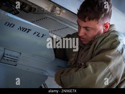 Senior Airman Parker Tufts, 43rd Fighter Generation Squadron, si aggiudica un AIM-9 nel concorso annuale della squadra di carico delle armi del 10 febbraio presso la base aeronautica di Eglin, la Due squadre hanno gareggiato per vedere chi poteva caricare un AIM-120 e un AIM-9 sul loro F-22 Raptor il più veloce e con il minor numero di errori. Foto Stock