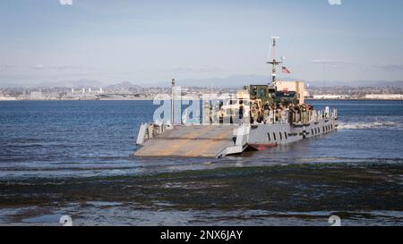 230118-N-TT059-1024 SAN DIEGO (18 gennaio 2023) i marinai a bordo del traghetto per la via navigabile Amphibious Construction Battalion 1's Improved Navy Lighterage System si preparano ad atterrare su una spiaggia durante un esercizio di atterraggio anfibio, il 18 gennaio 2023. L'esercizio ha offerto a NBG 1, subordinati, l'opportunità di allenarsi per le prossime operazioni nell'area di responsabilità della flotta degli Stati Uniti 7th, dimostrando capacità over-the-shore per soddisfare i requisiti a supporto delle missioni del corpo Navale-Marino. Foto Stock