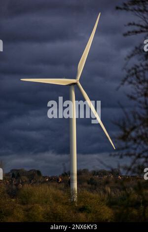 Winston, una turbina eolica nella Valle di Erewash - contro un cielo scuro drammatico. Foto Stock