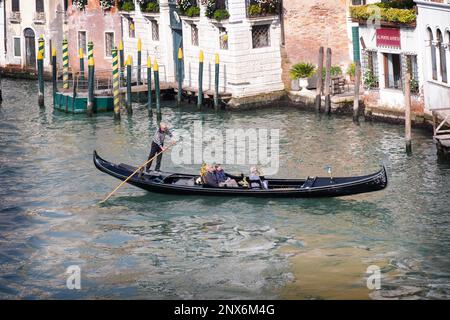 Una coppia più anziana e quella che sembra essere la loro figlia fanno un giro sul Canal Grande in una gondola. A Venezia, Italia nel 2019. Foto Stock