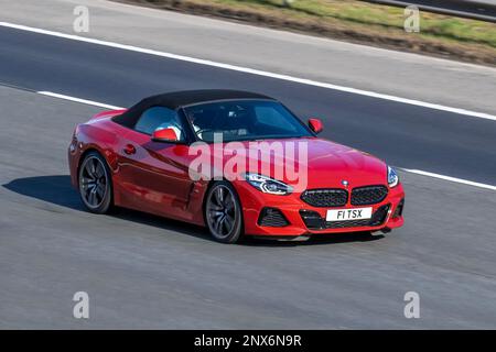 BMW Z4 M2351 rosso 2021 XDRIVE Gran Coupe 1989 cc benzina manuale a 8 rapporti; auto cabriolet ad alte prestazioni che viaggia sull'autostrada M6, Regno Unito Foto Stock