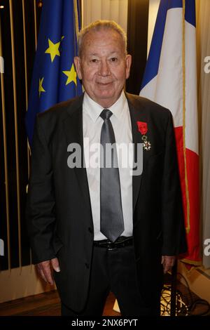 Parigi, Francia. 31st Ott 2013. Foto del file - Just Fontaine posa per le foto dopo una cerimonia in cui Just Fontaine ha ricevuto il Grand Officier De la Legion D'Honneur presso il Ministero dello Sport di Parigi, Francia, il 30 ottobre 2013. La leggenda del calcio francese Just Fontaine, che nel 1958 ha segnato un record di 13 gol in una singola edizione della Coppa del mondo, è morto a 89 anni. Il prolifico attaccante ha segnato 30 gol in 21 internazionali per la Francia tra il 1953 e il 1960. Foto di Jerome Domine/ABACAPRESS.COM Credit: Abaca Press/Alamy Live News Foto Stock