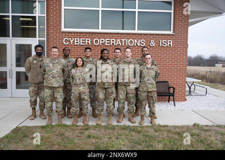 Gli aerei assegnati allo Squadrone operativo Cyberspace del 275th posano per una fotografia alla base della Guardia Nazionale di Warfield Air presso l'Aeroporto di Stato Martin, Middle River, M., il 10 gennaio 2023. Oates guida un team di cyber protezione che è stato il primo team della Guardia Nazionale aerea a certificare su una rete in diretta del Dipartimento della Difesa. (Nome sfocato per motivi di sicurezza) Foto Stock