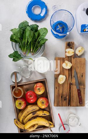 Ingredienti per preparare frullati, frutta fresca e yogurt, cibo sano, vista dall'alto Foto Stock