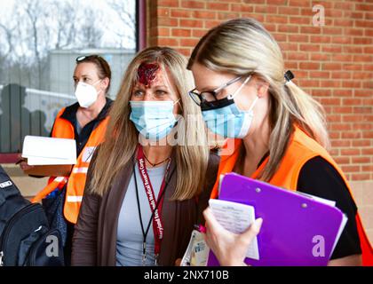 ANNAPOLIS, Md. (15 febbraio 2023) -- personale medico presso il Luminis Health Anne Arundel Medical Center, simula il trattamento dei pazienti in arrivo durante un esercizio di addestramento attivo sparatutto. Il trapano è stato condotto nell'ambito di Citadel Shield/Solid Curtain 2023, un esercizio annuale in due parti contro il terrorismo e la protezione della forza, progettato per testare l'efficacia dei programmi di preparazione e formazione degli impianti. Foto Stock