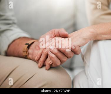 Empatia, amore o vecchia coppia che tiene le mani per sostentarsi a vicenda in impegno matrimoniale o pensione con fiducia. Gratitudine, zoom o donna anziana Foto Stock