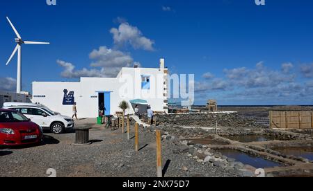 Parcheggio e ingresso alle saline di mare las Salinas de Tenefé vicino Arinaga, Gran Canaria Foto Stock