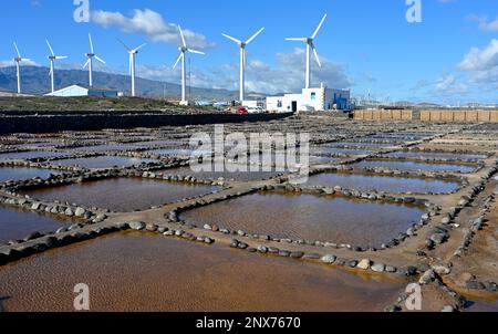 Passerelle in saline di mare las Salinas de Tenefé con turbine eoliche nei pressi di Arinaga, Gran Canaria Foto Stock